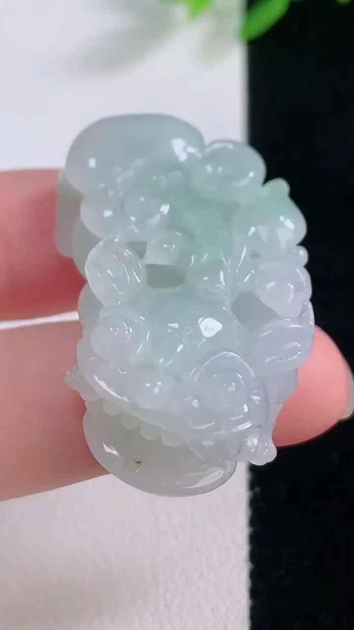 天然A货翡翠貔貅吊坠，尺寸26.2-20.4-10.4，重量:16.87g
11月30日