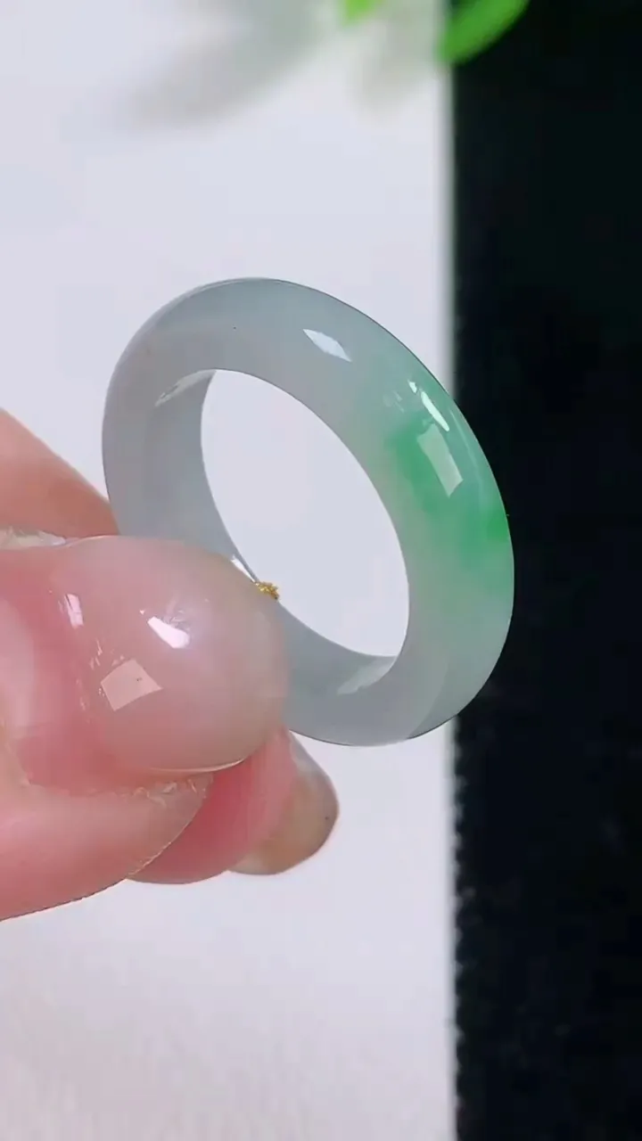 天然A货翡翠指环 戒指，尺寸15.5-4.2-2.6，重量:2.51g2025年11月30日
工厂直