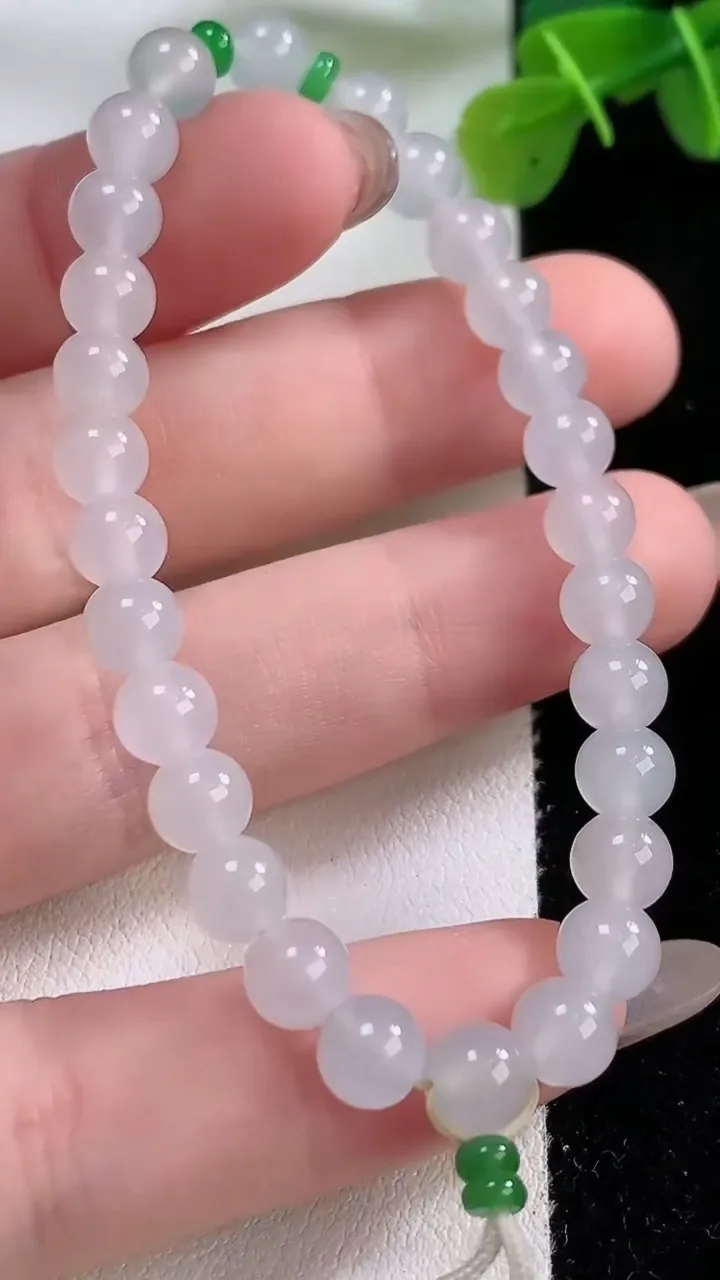 天然A货翡翠种白冰圆珠手串，尺寸6.2，重:11.20g11月30日
工厂直销收藏佳品,种好水足，色