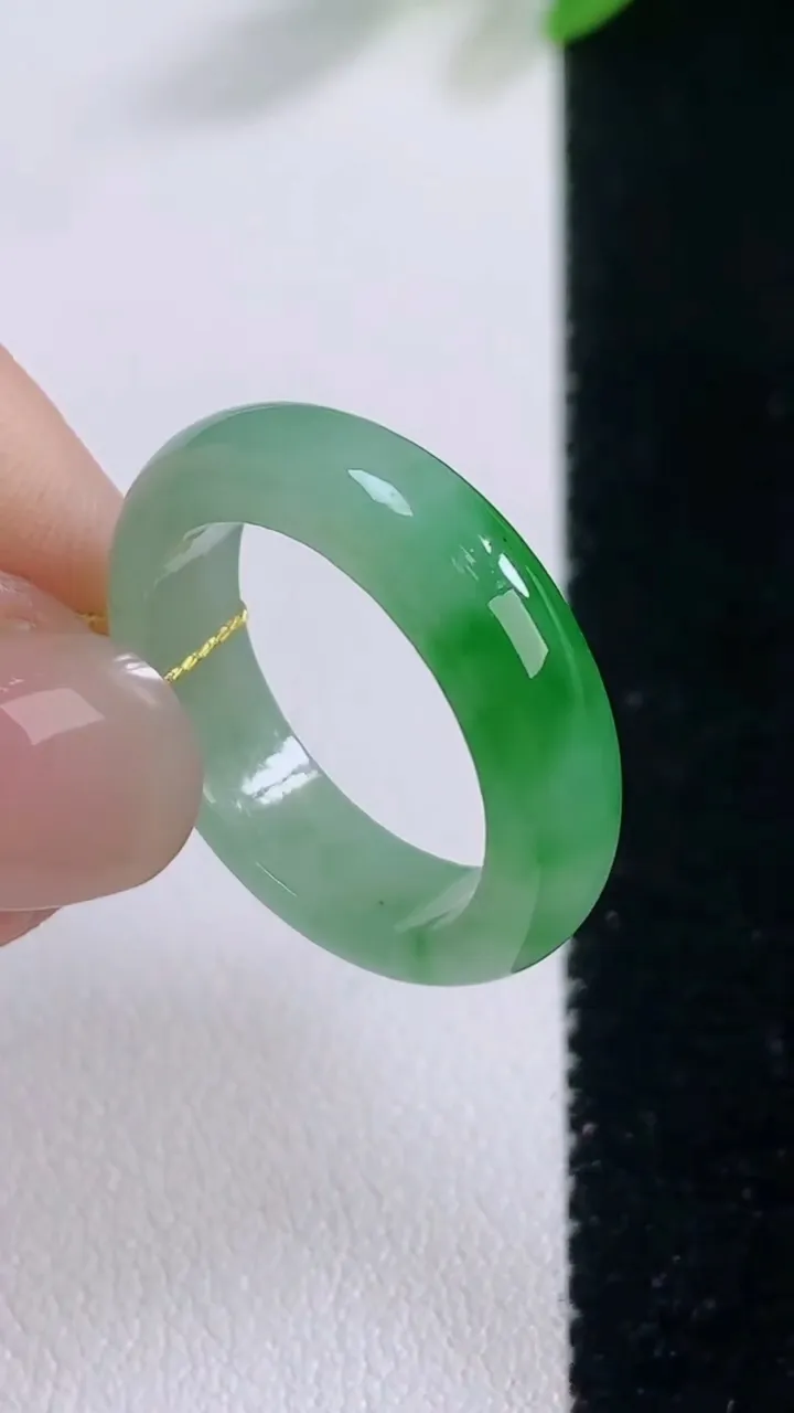 天然A货翡翠指环 戒指，尺寸17.8-5.2-2.7，重量:3.43g2025年11月30日
工厂直销收藏佳品,种好水足，色泽均匀，有种有色，上手高大气！