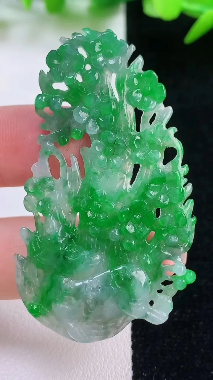 天然A货翡翠梅花鹿吊坠，尺寸54.5-30.4-3.5，重量:9.84g
11月30日