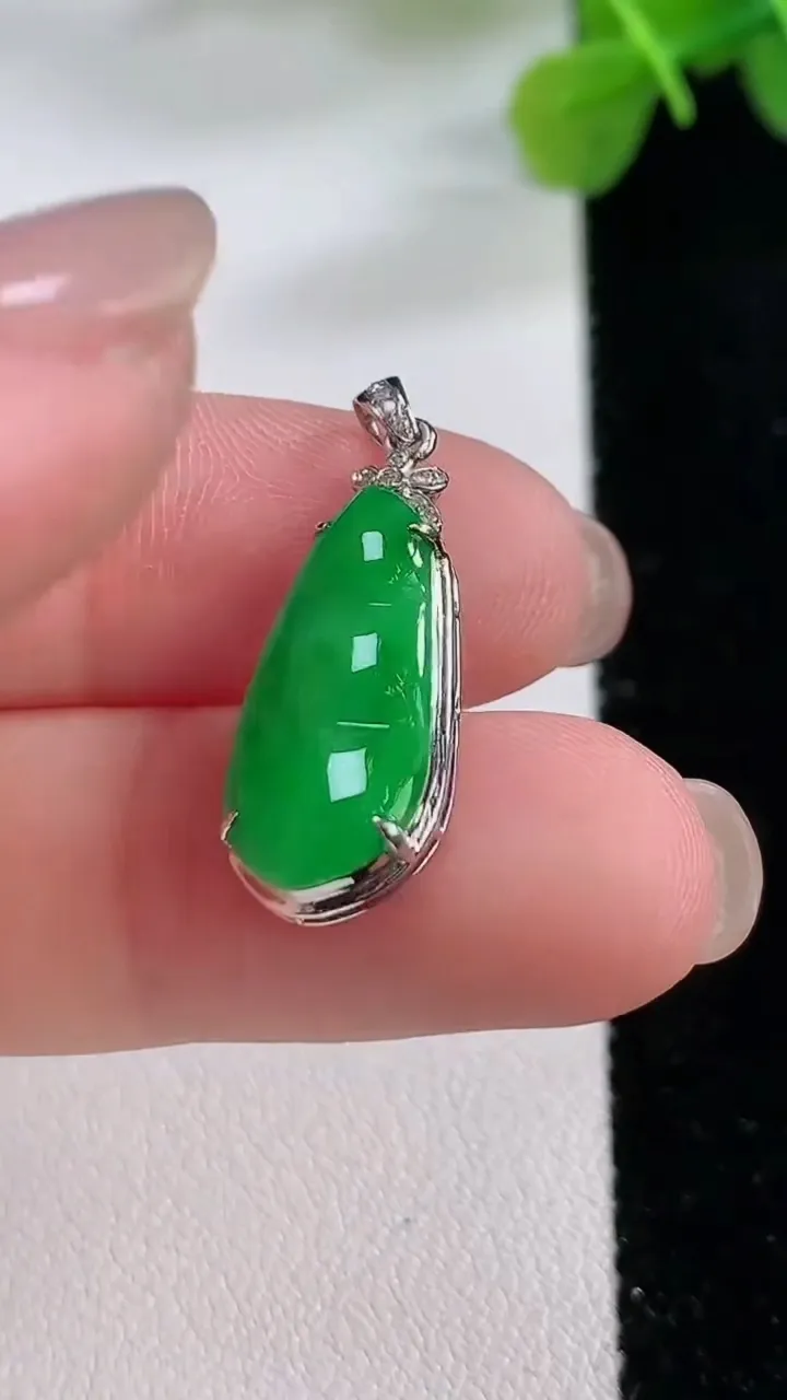 天然A货翡翠福豆吊坠，尺寸26.3-9.6-4，重:1.68g
11月30日