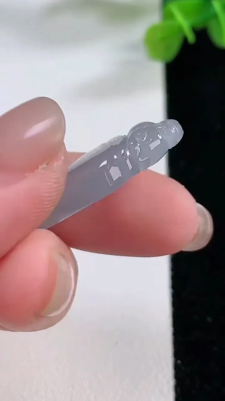 天然A货翡翠龙牙吊坠，尺寸40-15-5.8，重:6.67g
11月30日