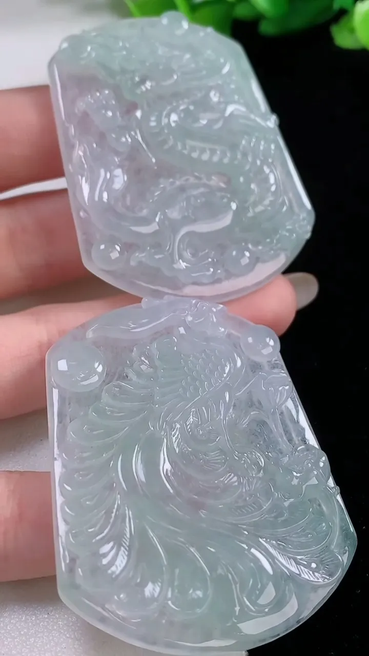 天然A货翡翠龙凤呈祥吊坠一对，尺寸53-42-5.9，重量:49.68g
11月30日