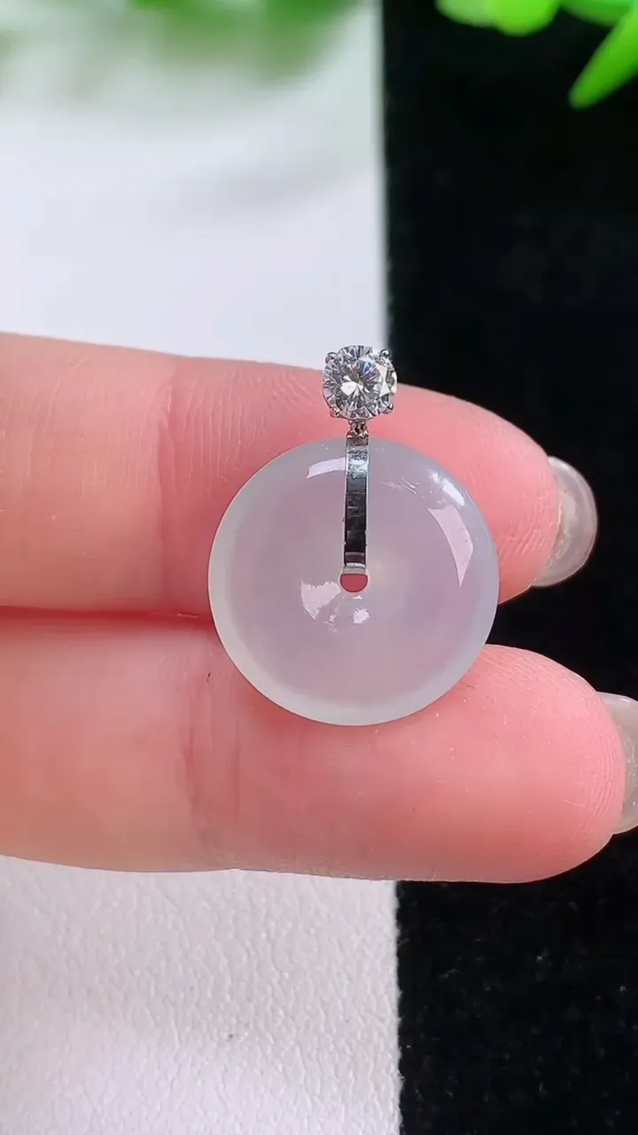 天然A货翡翠种白冰平安扣吊坠，尺寸16-4，重量:2.30g
11月30日