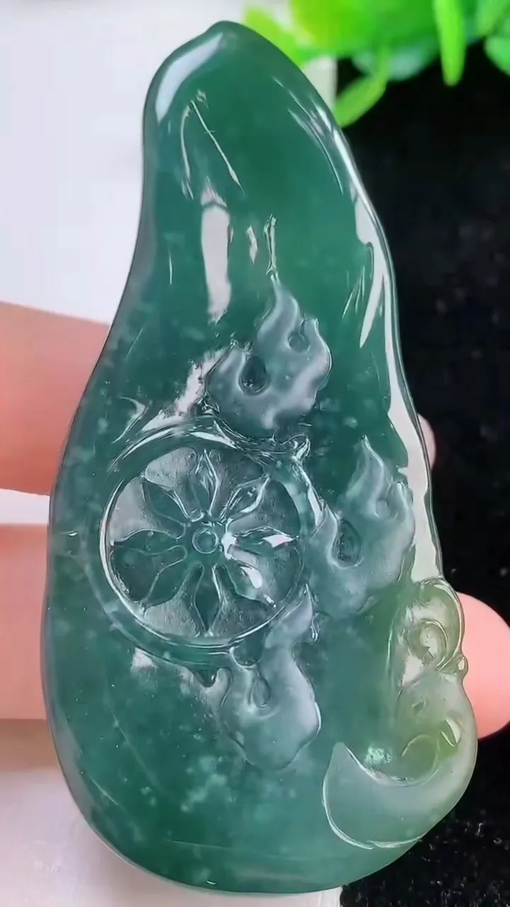 天然A货翡翠蓝水度母观音菩萨吊坠，尺寸70.5-33.7-9.7，重量:46.40g
11月30日