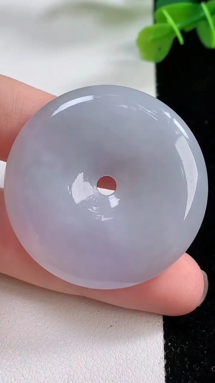 天然A货翡翠平安扣吊坠，尺寸40-6，重:21.03g
11月30日