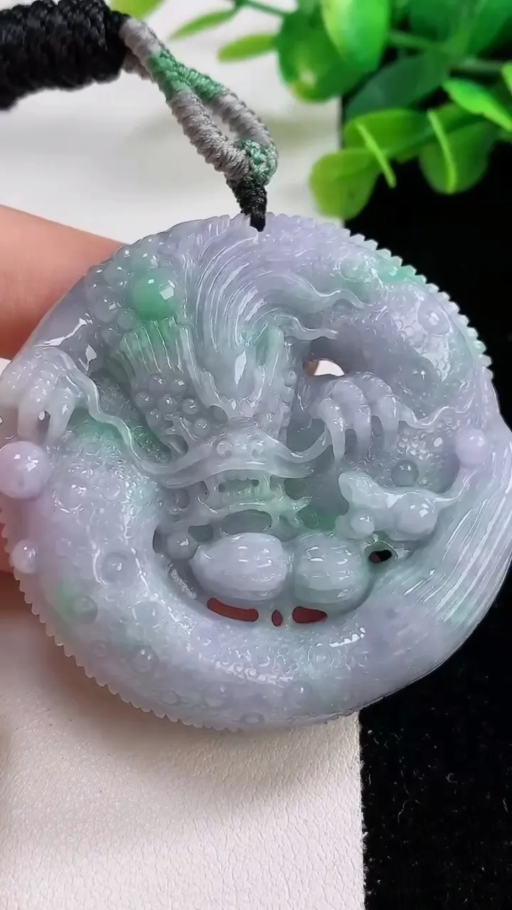 天然A货翡翠龙牌吊坠，尺寸55.3-13，重:69.87g
11月30日