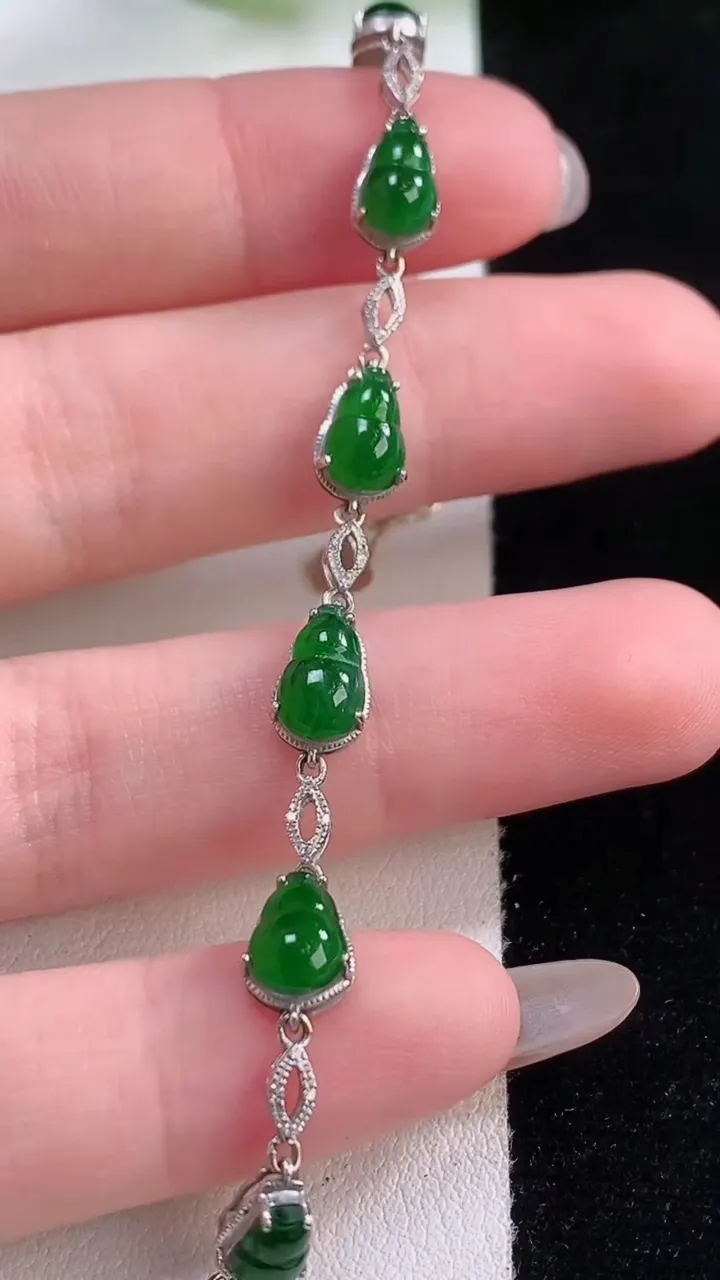 天然A货翡翠葫芦手链，尺寸7.9-5.3-4，重量:3.11g
11月30日