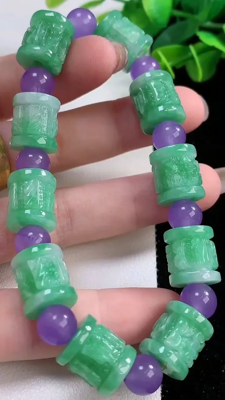 天然A货翡翠六字真言 路路通手串，尺寸12.7-11.7，重:41.49g11月30日
工厂直销收藏佳品,种好水足，色泽均匀，有种有色，上手高大气！