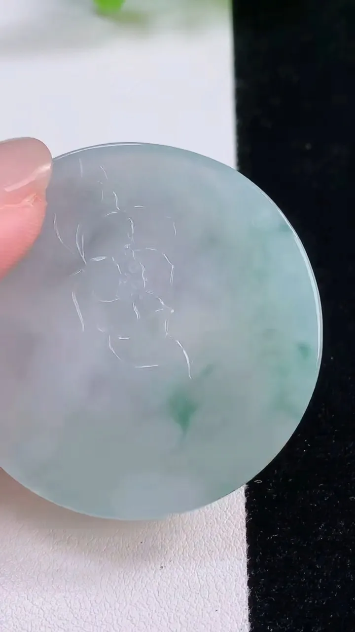 天然A货翡翠生肖猪吊坠，尺寸46.5-5.8，重量:27.29g
11月30日