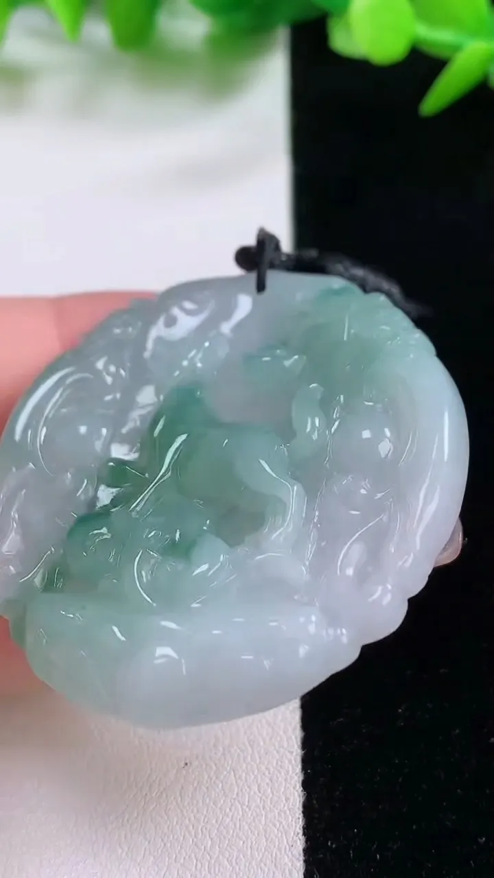 天然A货翡翠生肖狗吊坠，尺寸46.7-42.8-5.5，重量:17.92g
11月30日