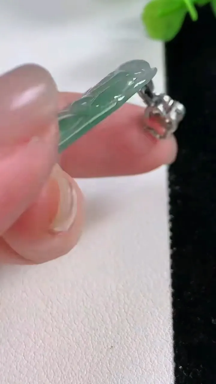 天然A货翡翠弥勒佛公吊坠，尺寸44.5-27.3-4.2，重:9.68g
11月30日