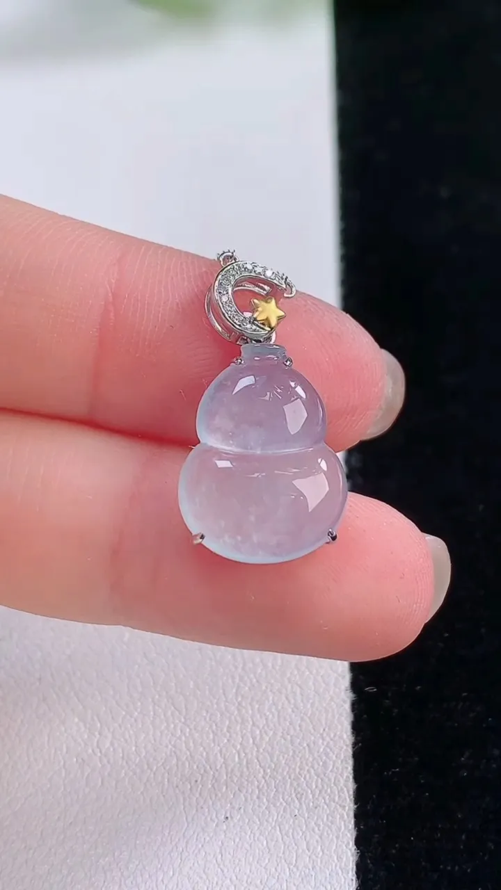 天然A货翡翠种白冰葫芦吊坠，尺寸16-12.3-5.3，重量:2.96g
11月30日