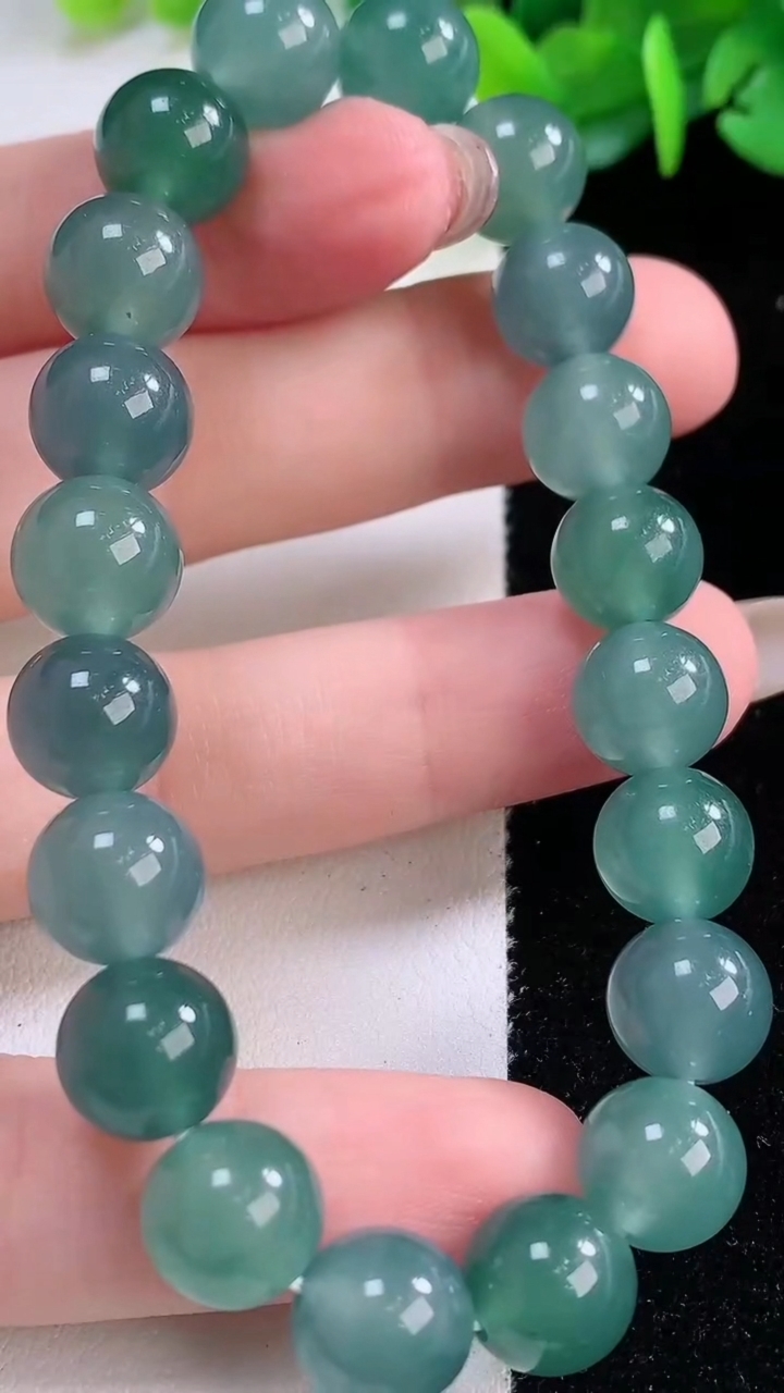 天然A货翡翠种蓝水圆珠手串20颗，尺寸9.6，重量:32.29g11月30日
工厂直销收藏佳品,种好水足，色泽均匀，有种有色，上手高大气！