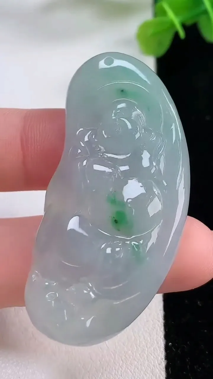 天然A货翡翠弥勒佛公吊坠，尺寸52-25-6.2，重:15.86g
11月30日