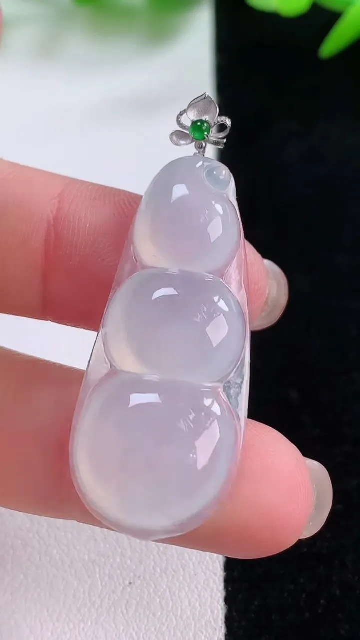 天然A货翡翠种白冰福豆吊坠，尺寸37.3-16.4-5.6，重量:6.54g
11月30日