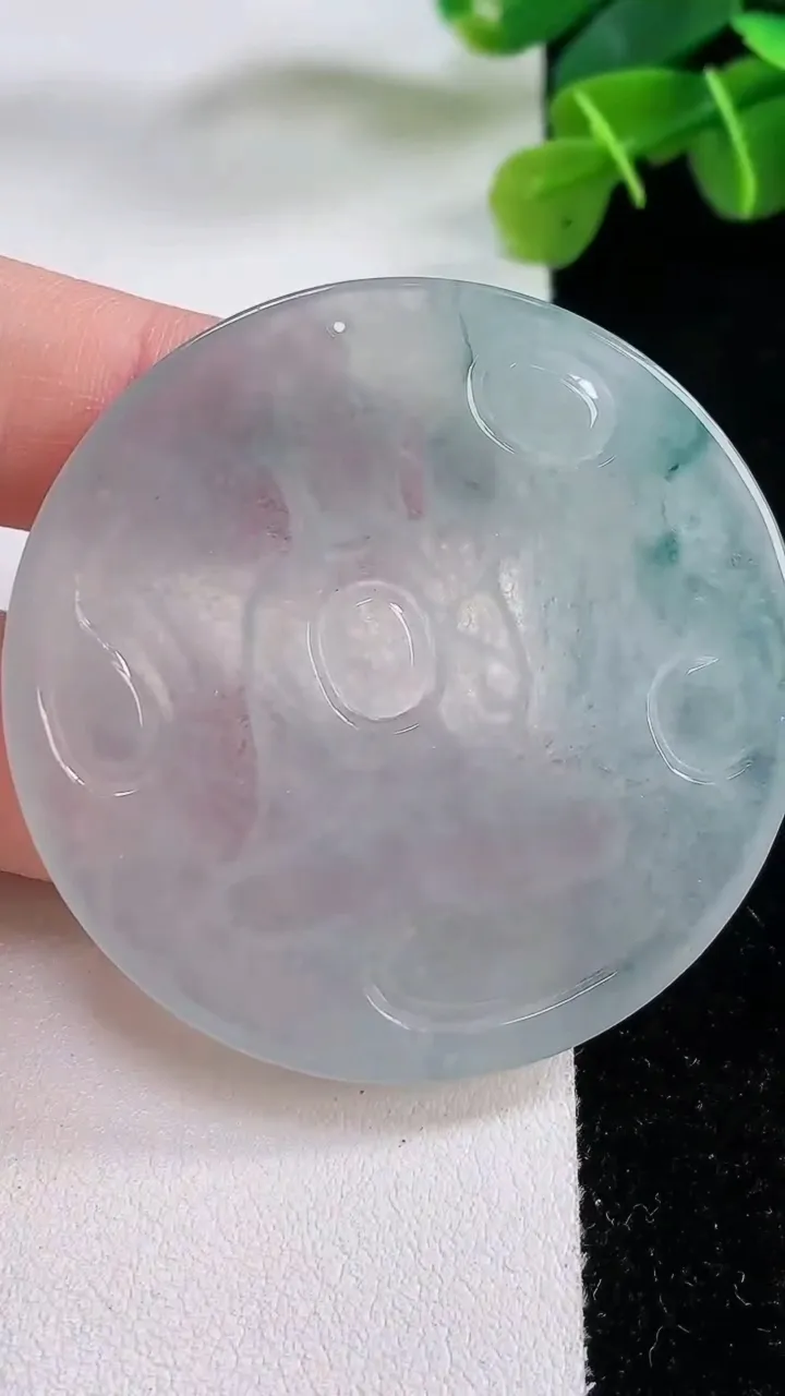 天然A货翡翠冰种飘花大势至观音菩萨吊坠，尺寸49-4.6，重:22.94g
11月30日