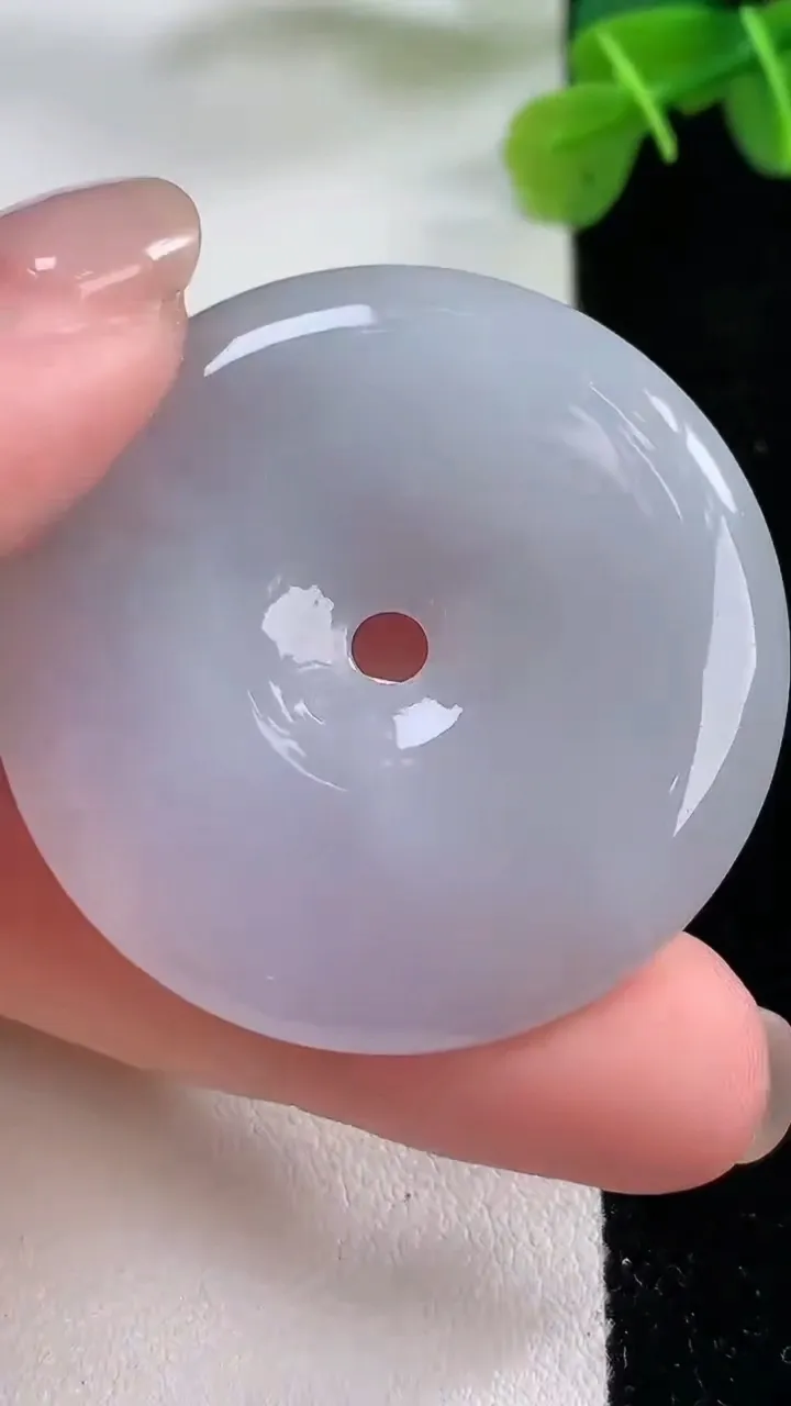 天然A货翡翠平安扣吊坠，尺寸40-6，重:21.03g
11月30日