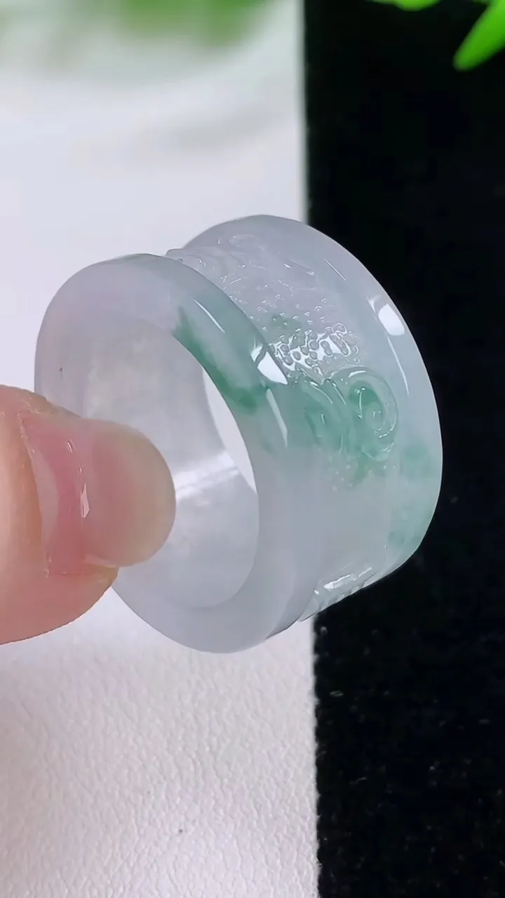 天然A货翡翠冰种飘花指环扳指，尺寸21.7-14-3.2，重量:10.65g2025年11月30日
工厂直销收藏佳品,种好水足，色泽均匀，有种有色，上手高大气！