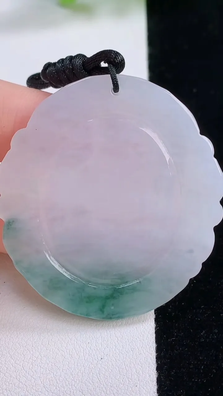 天然A货翡翠冰种飘花阿弥陀佛吊坠，尺寸48.7-45.3-5.4，重量:23.83g
11月30日