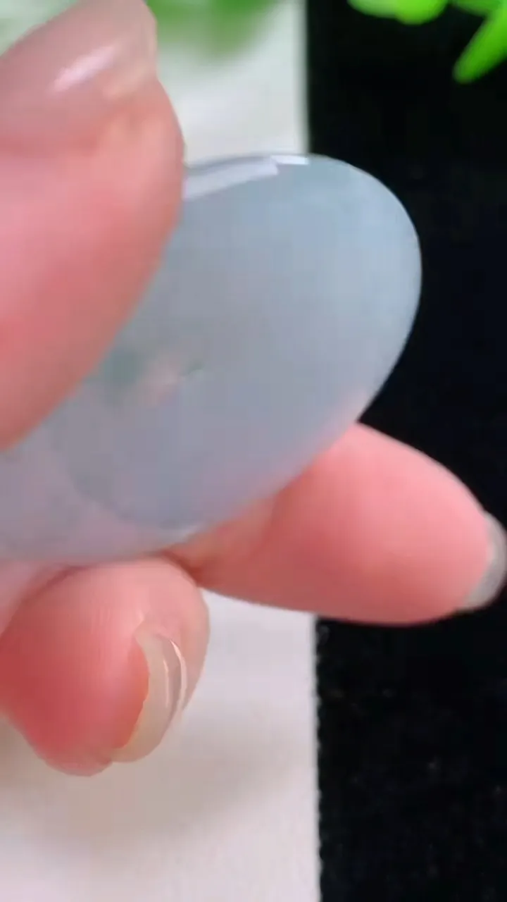 天然A货翡翠飘花平安扣吊坠，尺寸35.6-5.6，重量:15.88g
11月30日