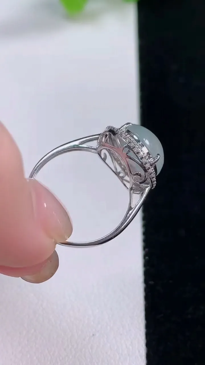 天然A货翡翠种白冰蛋面戒指，尺寸17.4-11-10.3-8.3，重量:2.54g2025年11月30日
工厂直销收藏佳品,种好水足，色泽均匀，有种有色，上手高大气！