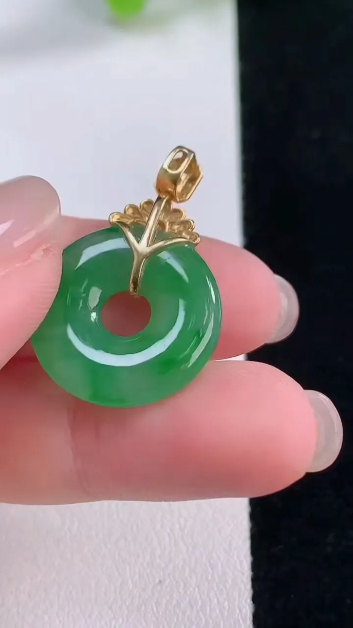 天然A货翡翠平安环吊坠，尺寸19.4-3.4，重量:3.49g
11月30日