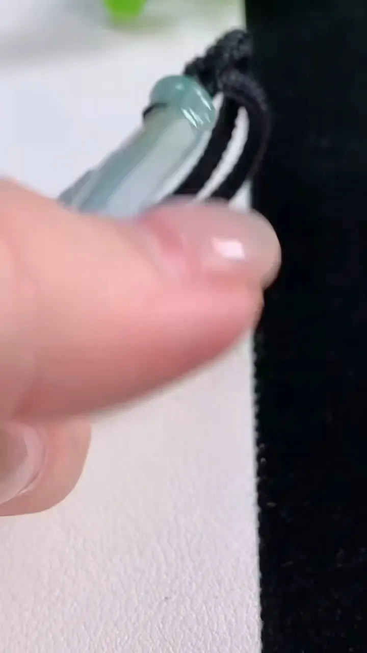 天然A货翡翠牌吊坠，尺寸53.4-38.4-5.3，重量:32.35g
11月30日