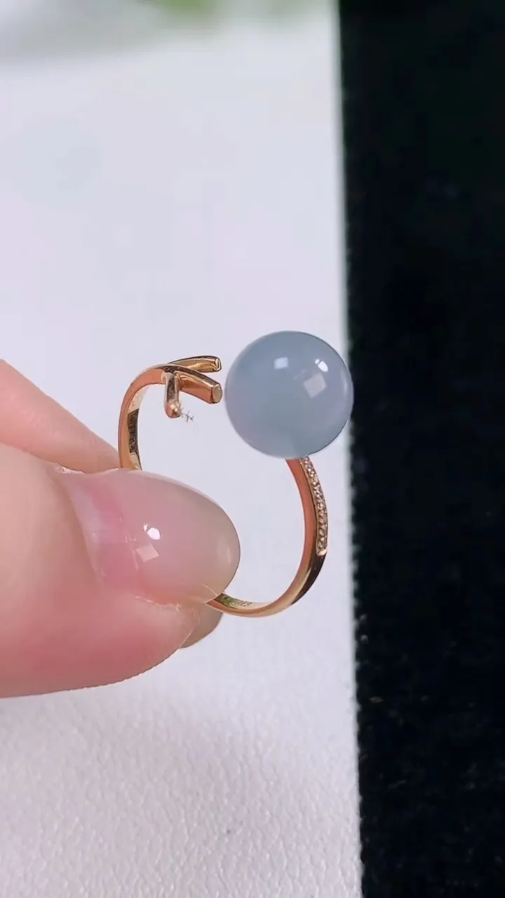 天然A货翡翠18K金紫罗兰圆珠戒指，尺寸7.9，重量:2.10g2025年11月30日
工厂直销收藏佳品,种好水足，色泽均匀，有种有色，上手高大气！