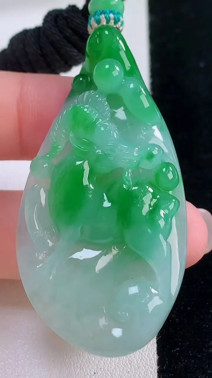 天然A货翡翠生肖羊吊坠，尺寸54.2-25.3-7.9，重量:20.32g
11月30日