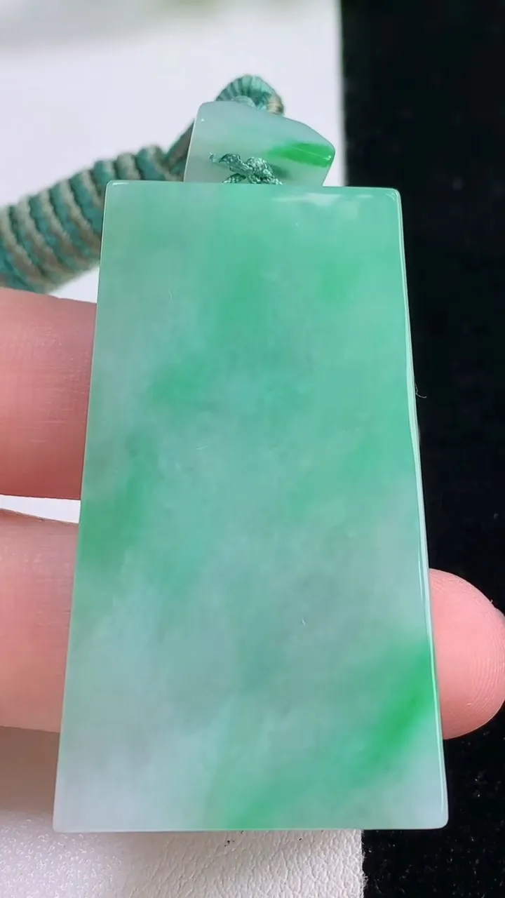 天然A货翡翠无事牌吊坠，尺寸47-27.6-5，重量:22.07g
11月30日