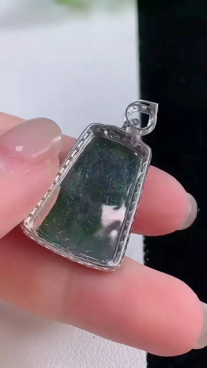 天然A货翡翠山水牌吊坠，尺寸32.5-19-5.3，裸石23-17重量:3.20g
11月30日