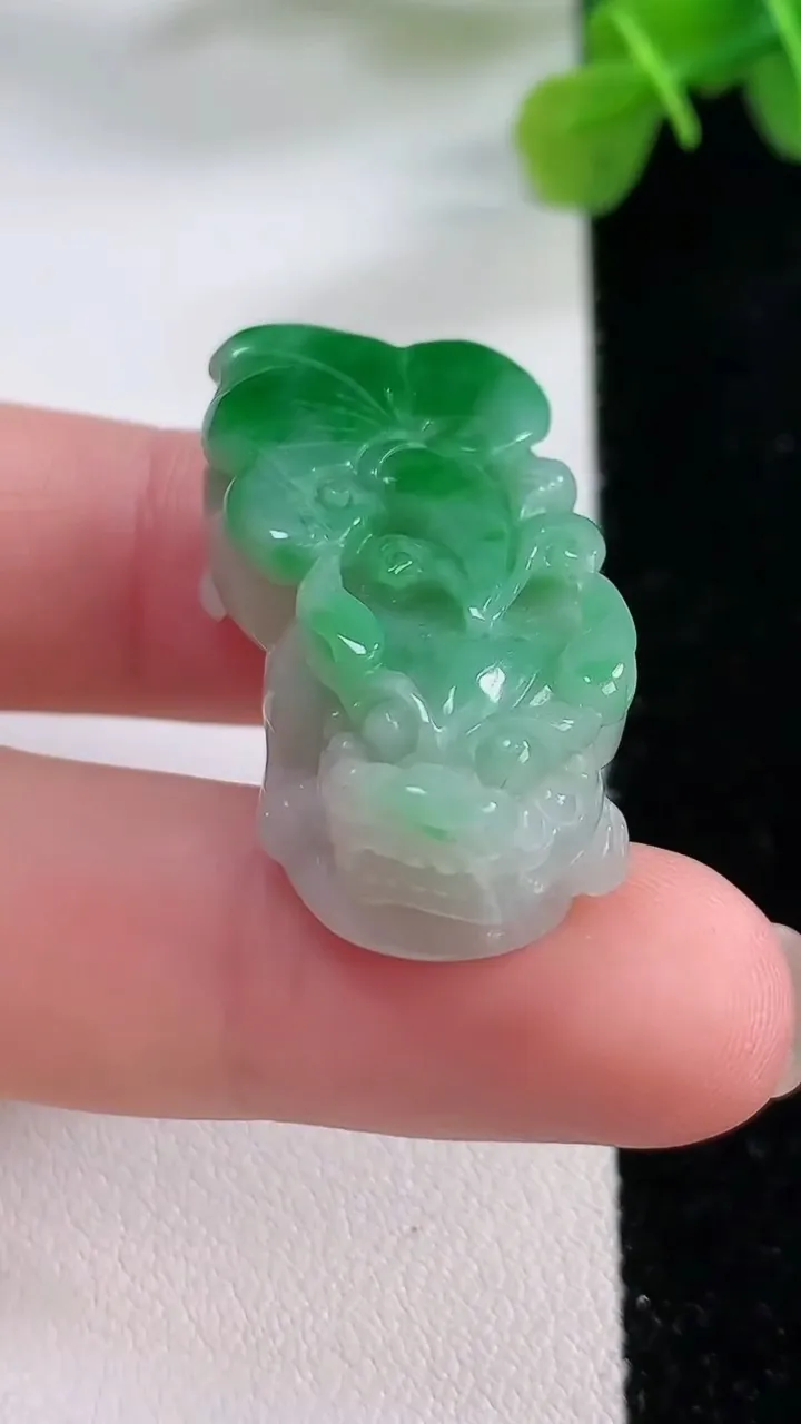 天然A货翡翠貔貅吊坠，尺寸35-18-12，重:14.00g
11月30日