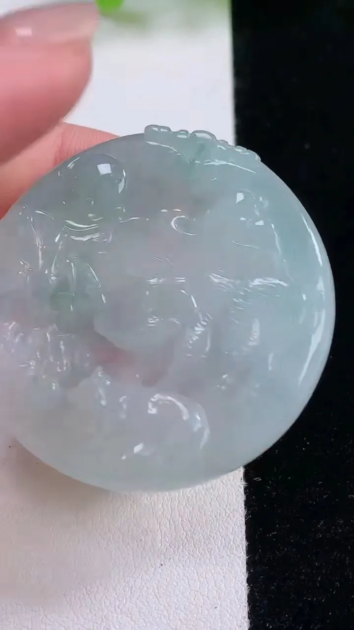 天然A货翡翠生肖猪吊坠，尺寸46.5-5.8，重量:27.29g
11月30日