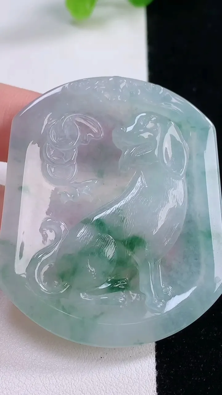 天然A货翡翠冰种飘花生肖狗吊坠，尺寸54.4-45.5-5.7，重量:30.64g
11月30日