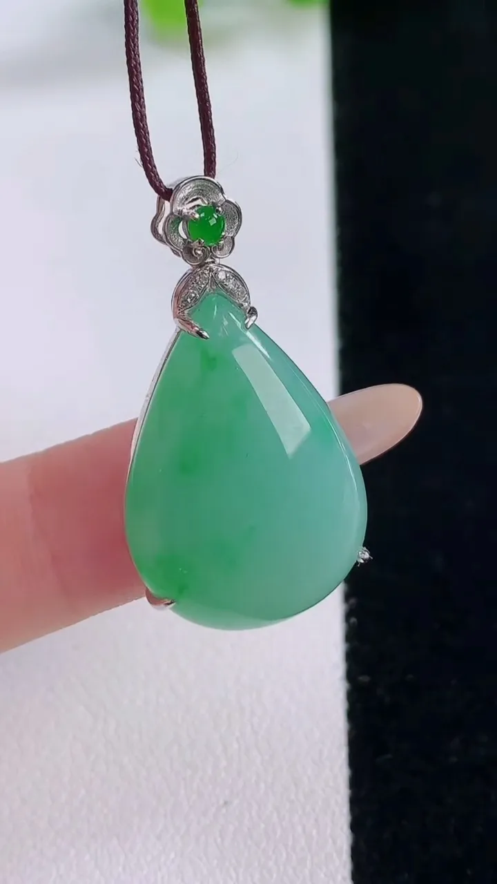 天然A货翡翠水滴吊坠，尺寸32-23.7-17.7-7，重量:6.37g
11月30日