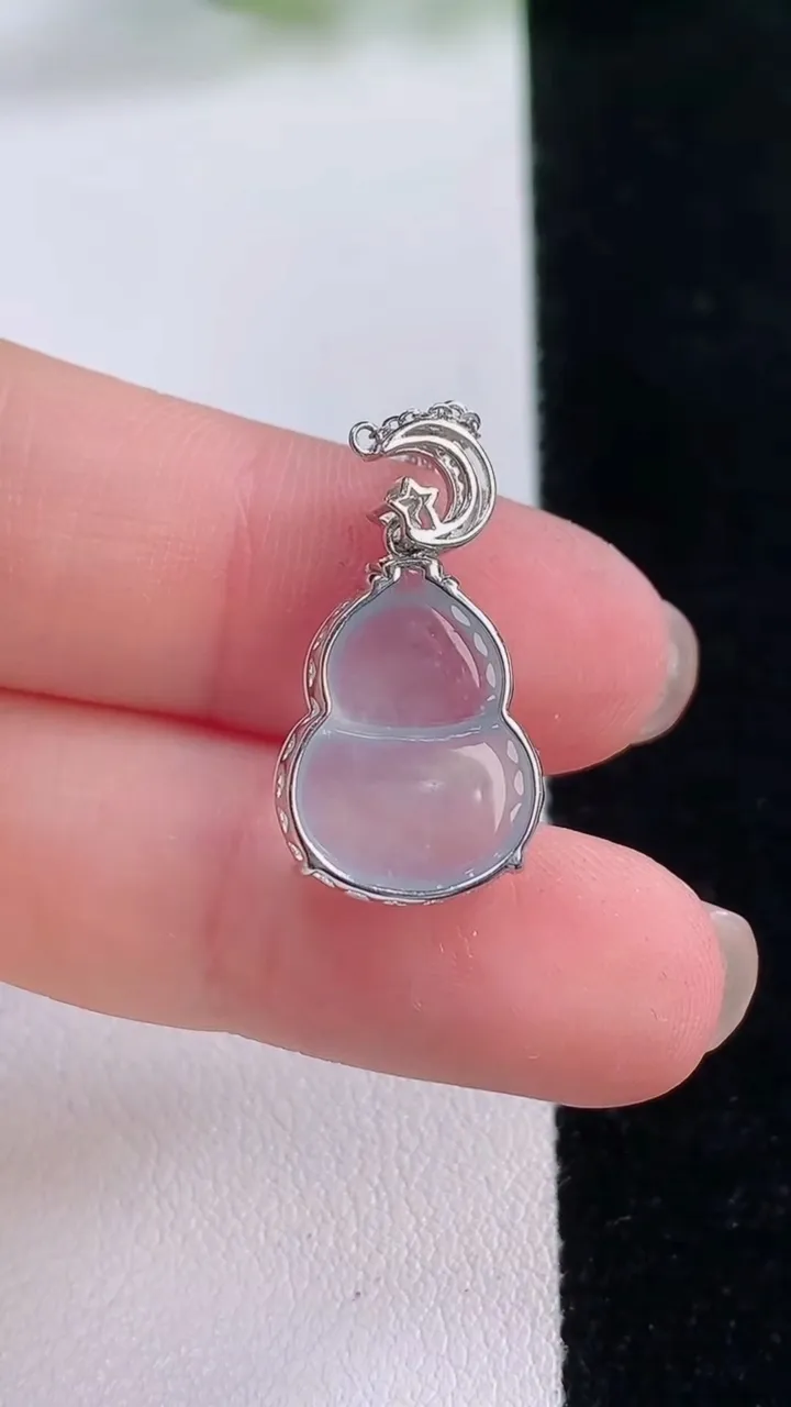 天然A货翡翠种白冰葫芦吊坠，尺寸16-12.3-5.3，重量:2.96g
11月30日