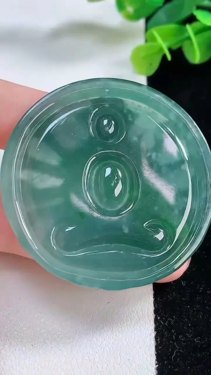 天然A货翡翠冰种蓝水千手观音菩萨吊坠，尺寸50-5.6，重:23.66g
11月30日