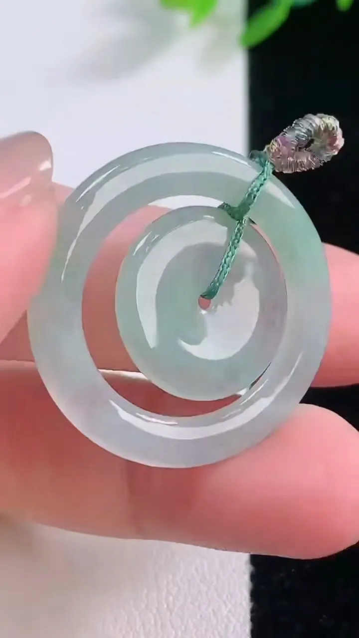 天然A货翡翠母子平安扣吊坠，尺寸28-2.7，重量:4.15g
11月30日