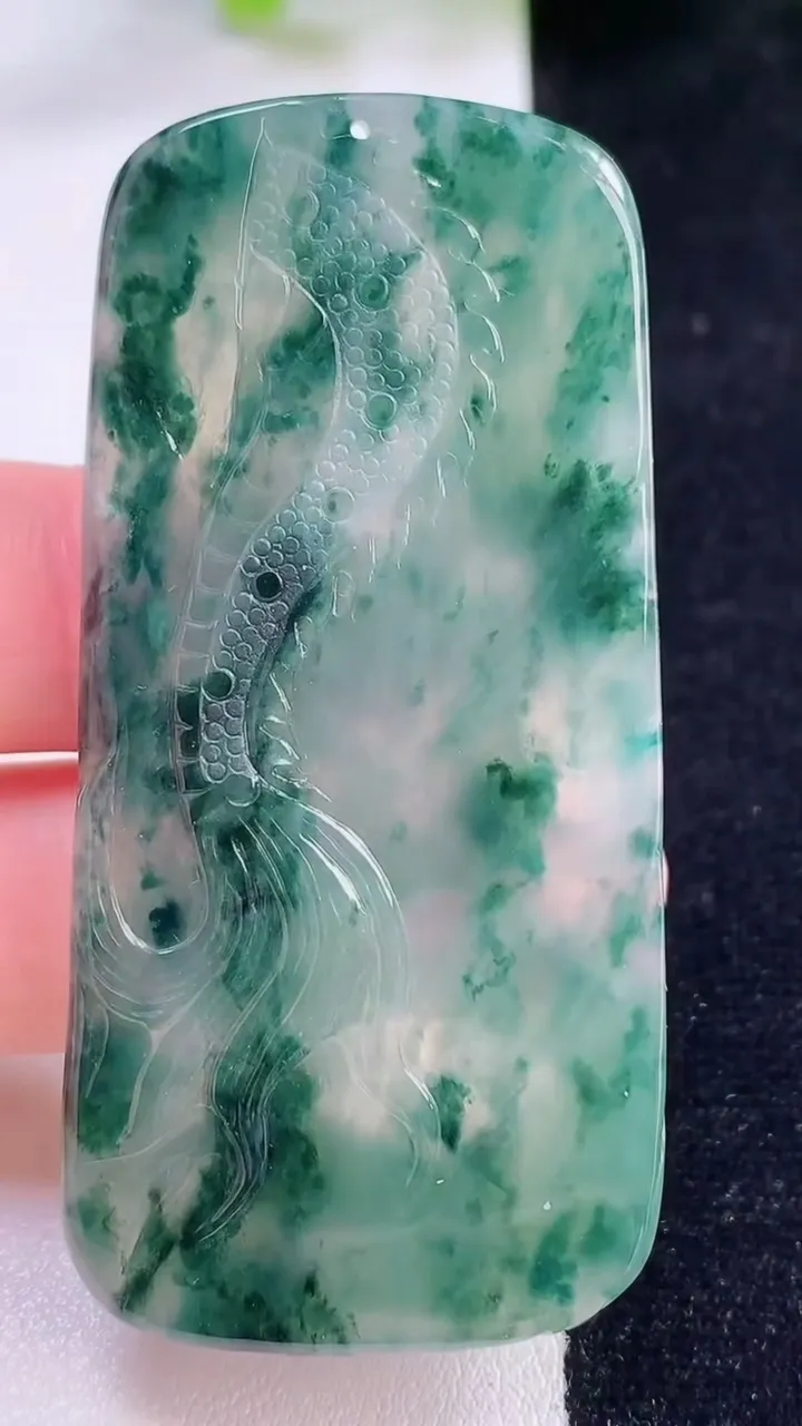 天然A货翡翠冰种飘花龙牌吊坠，尺寸62.6-29.8-5.9，重量:23.04g
11月30日