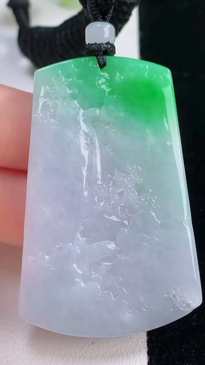 天然A货翡翠山水牌吊坠，尺寸53.2-34.8-5.8，重量:29.80g
11月30日