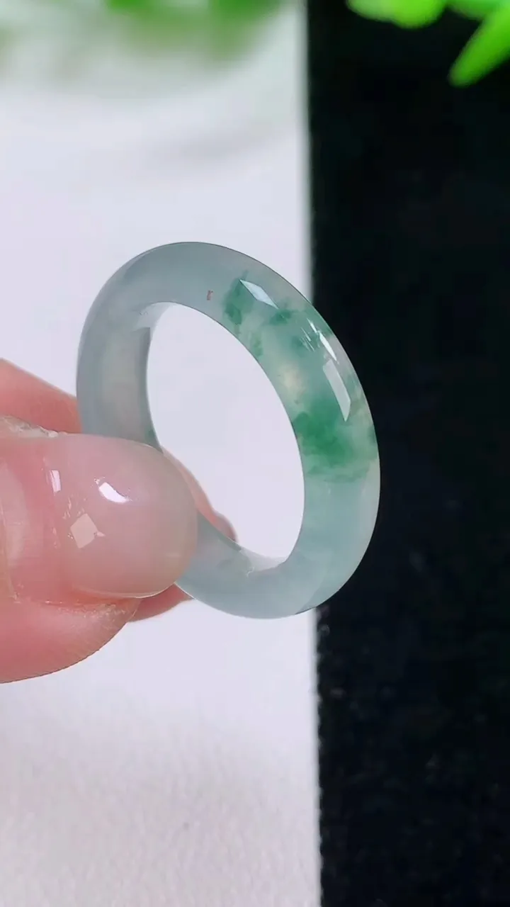 天然A货翡翠冰种飘花指环戒指，尺寸17.8-4.5-3.2，重量:3.31g2025年11月30日
