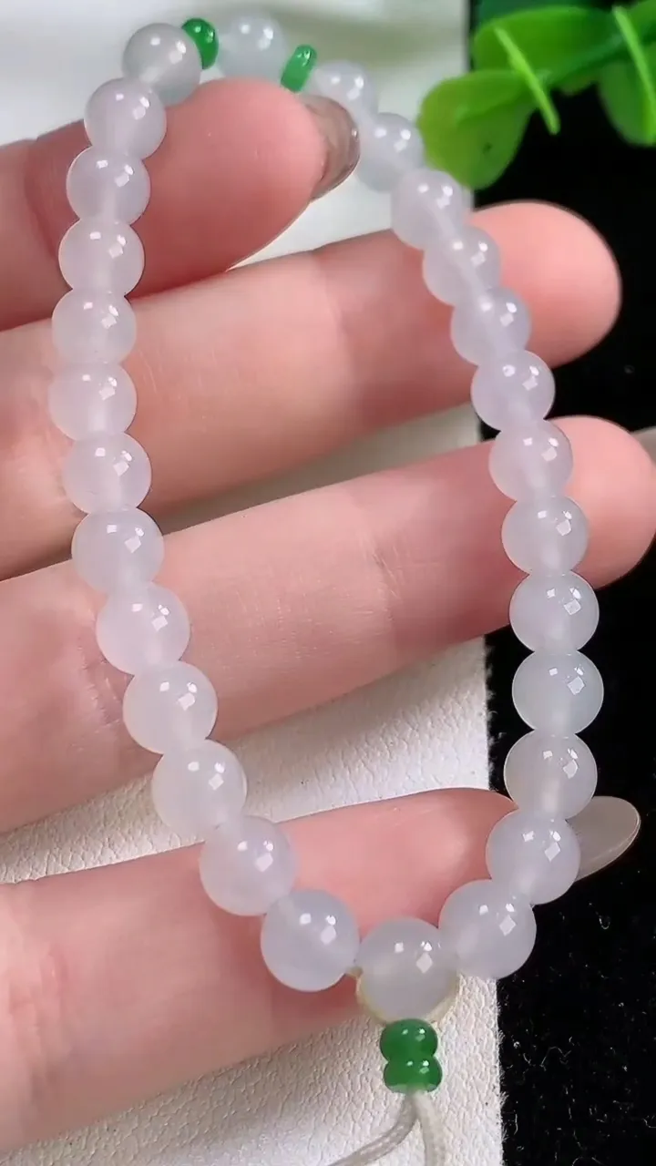 天然A货翡翠种白冰圆珠手串，尺寸6.2，重:11.20g11月30日
工厂直销收藏佳品,种好水足，色泽均匀，有种有色，上手高大气！