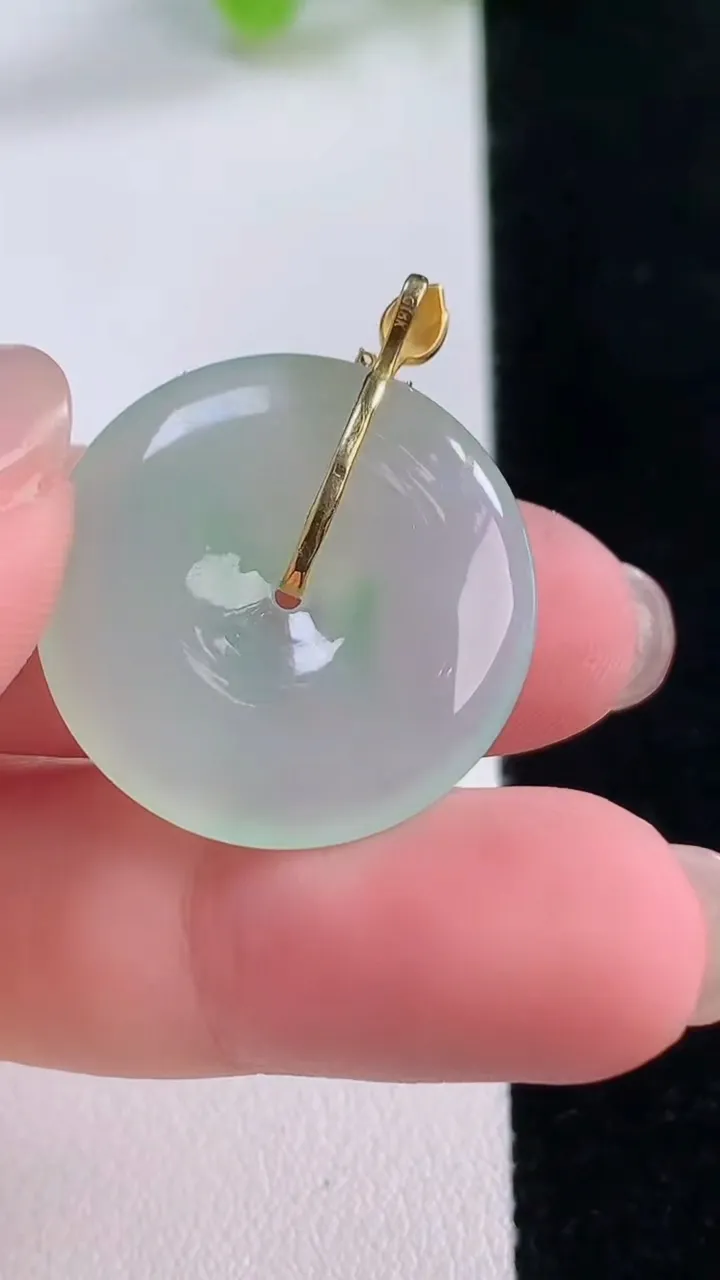 天然A货翡翠平安扣吊坠，尺寸24-4.4，重量:5.51g
11月30日