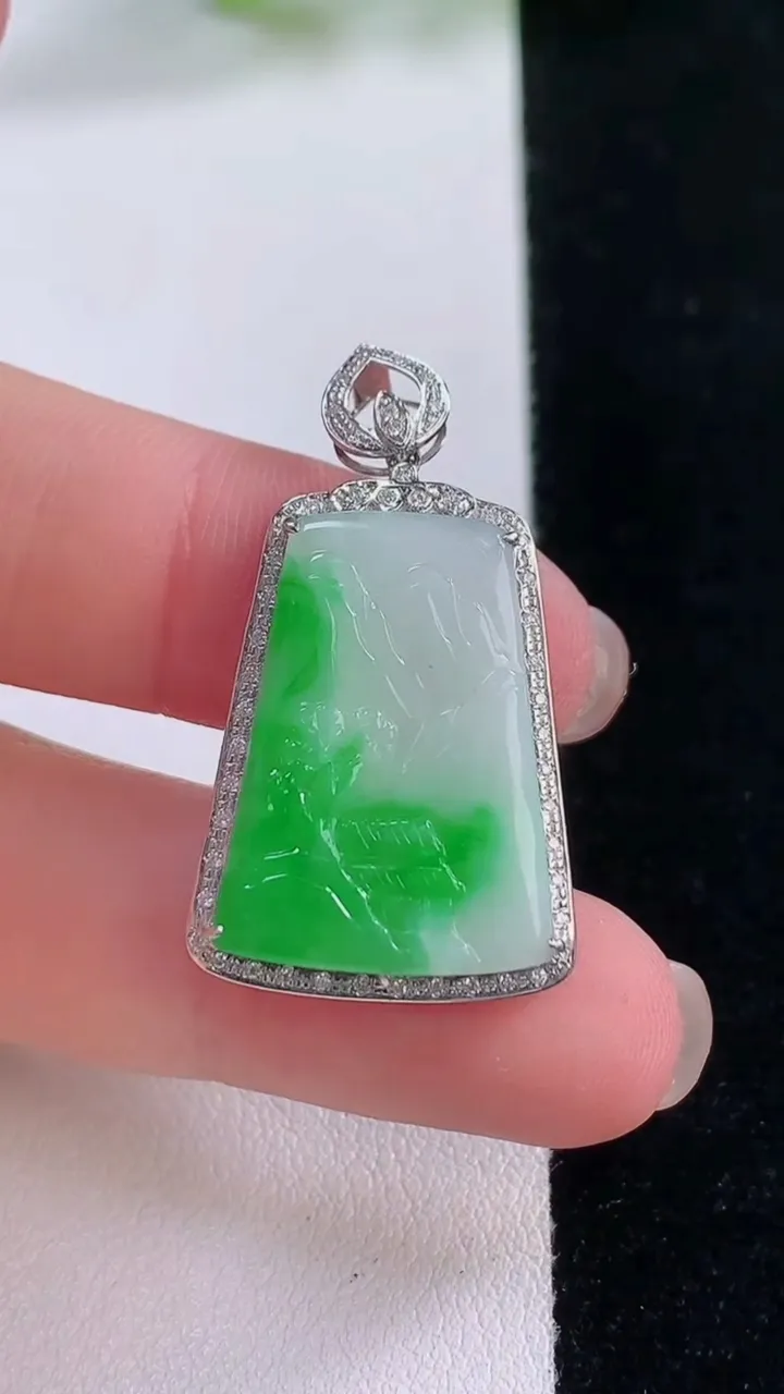 天然A货翡翠山水牌吊坠，尺寸32.5-19-5.3，裸石23-17重量:3.20g
11月30日