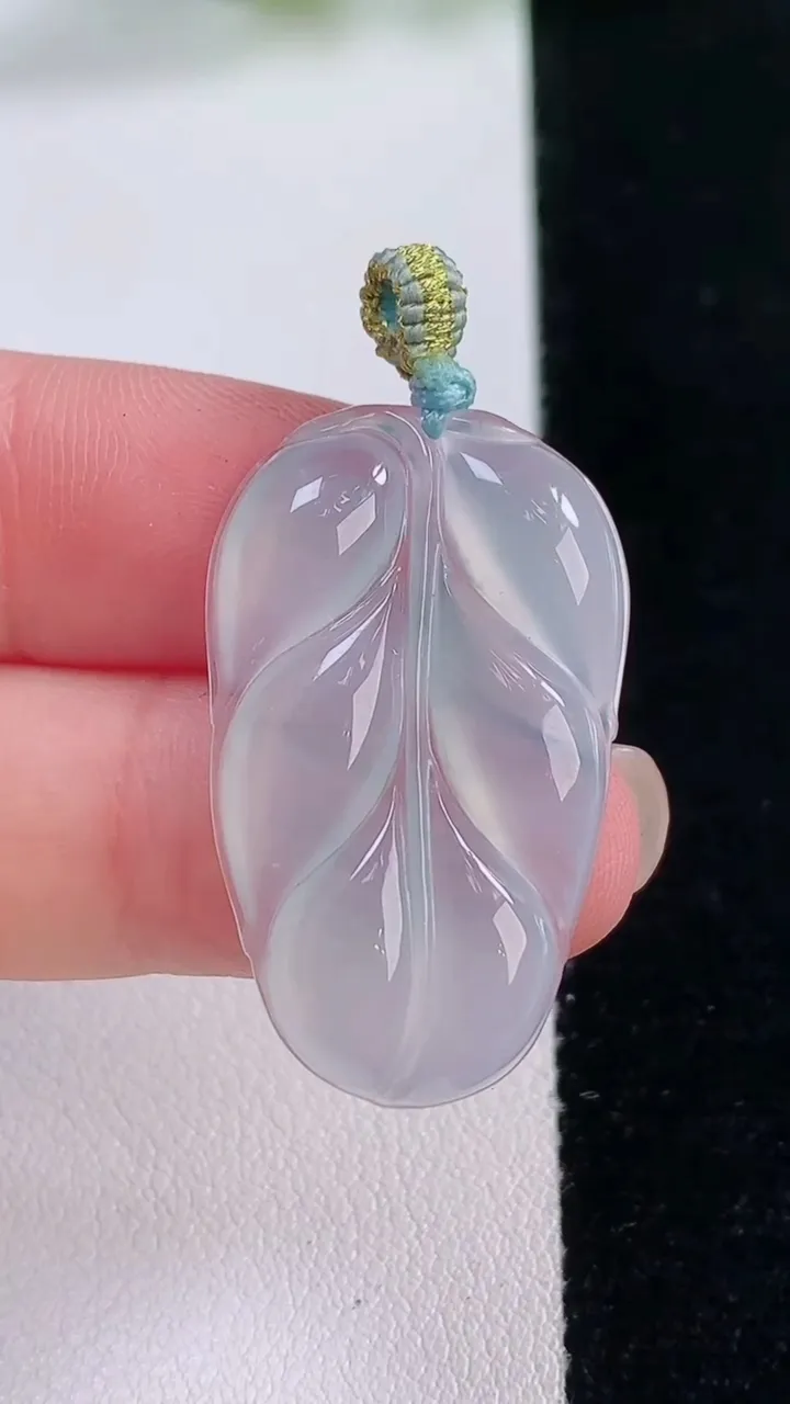 天然A货翡翠冰种飘花金枝玉叶 叶子吊坠，尺寸32.5-19.2-3.9，重量:4.60g
11月30