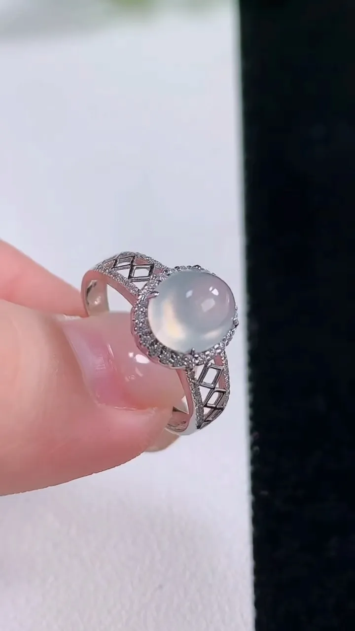 天然A货翡翠种白冰蛋面戒指，尺寸17.5-7.7-6.4-7.6，重量:2.04g2025年11月30日
工厂直销收藏佳品,种好水足，色泽均匀，有种有色，上手高大气！