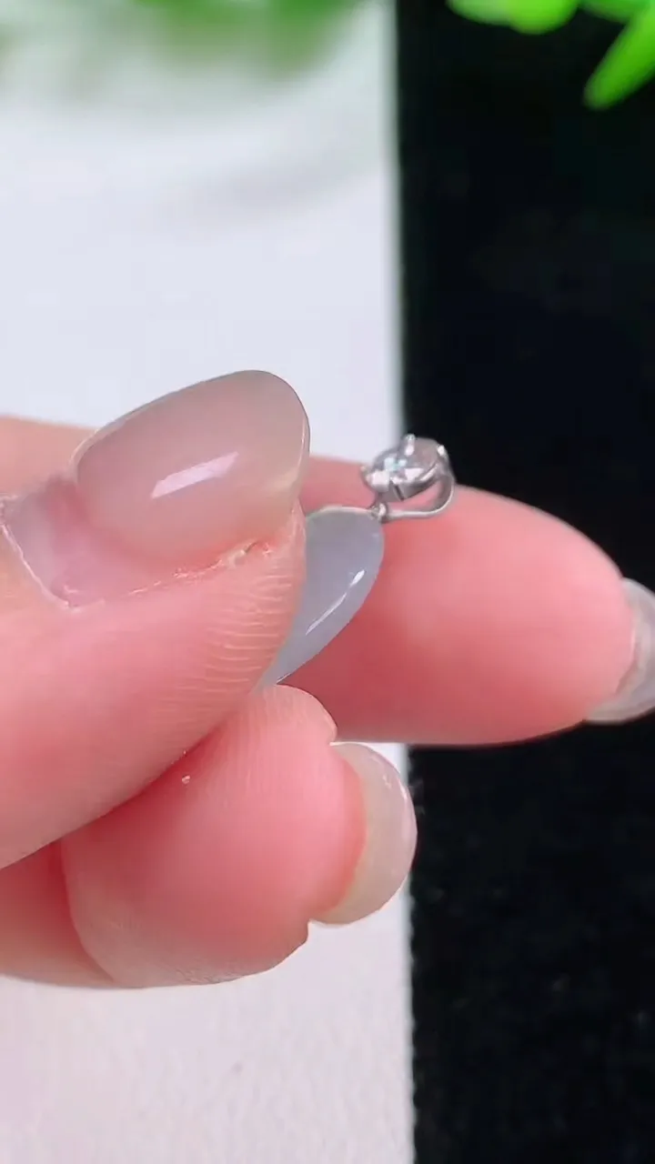 天然A货翡翠种白冰平安扣吊坠，尺寸16-4，重量:2.30g
11月30日