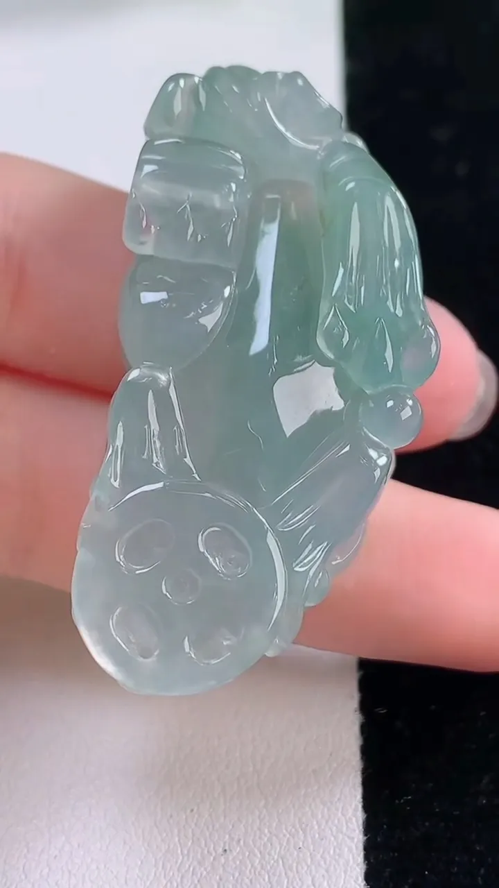 天然A货翡翠貔貅吊坠，尺寸45.5-22.2-11.5，重量:24.47g
11月30日